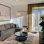 Vektor Premium With Rooftop Garden & Free Parking *